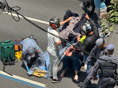 Sao Paulo (SP), Brezilya 12 / 1 / 2025 - 23 Mayıs Pazartesi günü Rua Tutoia yakınlarında bir kadın kaza geçirdi. Nasıl olduğunu bilmiyoruz, ama çok kötü yaralandı ve polisten ilk yardım aldı (niyi fote / the new ws2)