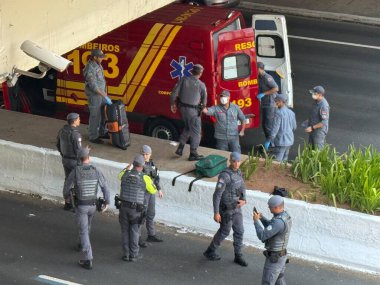 Sao Paulo (SP), Brezilya 12 / 1 / 2025 - 23 Mayıs Pazartesi günü Rua Tutoia yakınlarında bir kadın kaza geçirdi. Nasıl olduğunu bilmiyoruz, ama çok kötü yaralandı ve polisten ilk yardım aldı (niyi fote / the new ws2)