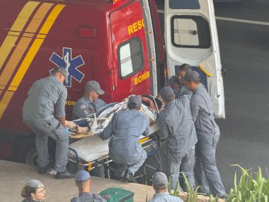 Sao Paulo (SP), Brezilya 12 / 1 / 2025 - 23 Mayıs Pazartesi günü Rua Tutoia yakınlarında bir kadın kaza geçirdi. Nasıl olduğunu bilmiyoruz, ama çok kötü yaralandı ve polisten ilk yardım aldı (niyi fote / the new ws2)