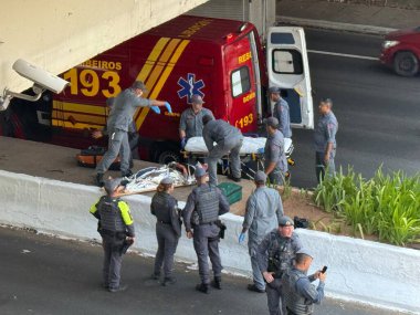 Sao Paulo (SP), Brezilya 12 / 1 / 2025 - 23 Mayıs Pazartesi günü Rua Tutoia yakınlarında bir kadın kaza geçirdi. Nasıl olduğunu bilmiyoruz, ama çok kötü yaralandı ve polisten ilk yardım aldı (niyi fote / the new ws2)