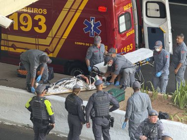 Sao Paulo (SP), Brezilya 12 / 1 / 2025 - 23 Mayıs Pazartesi günü Rua Tutoia yakınlarında bir kadın kaza geçirdi. Nasıl olduğunu bilmiyoruz, ama çok kötü yaralandı ve polisten ilk yardım aldı (niyi fote / the new ws2)