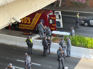 Sao Paulo (SP), Brezilya 12 / 1 / 2025 - 23 Mayıs Pazartesi günü Rua Tutoia yakınlarında bir kadın kaza geçirdi. Nasıl olduğunu bilmiyoruz, ama çok kötü yaralandı ve polisten ilk yardım aldı (niyi fote / the new ws2)