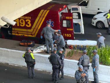 Sao Paulo (SP), Brezilya 12 / 1 / 2025 - 23 Mayıs Pazartesi günü Rua Tutoia yakınlarında bir kadın kaza geçirdi. Nasıl olduğunu bilmiyoruz, ama çok kötü yaralandı ve polisten ilk yardım aldı (niyi fote / the new ws2)