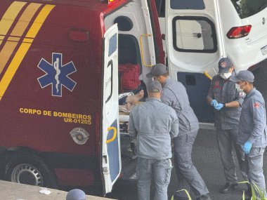 Sao Paulo (SP), Brezilya 12 / 1 / 2025 - 23 Mayıs Pazartesi günü Rua Tutoia yakınlarında bir kadın kaza geçirdi. Nasıl olduğunu bilmiyoruz, ama çok kötü yaralandı ve polisten ilk yardım aldı (niyi fote / the new ws2)