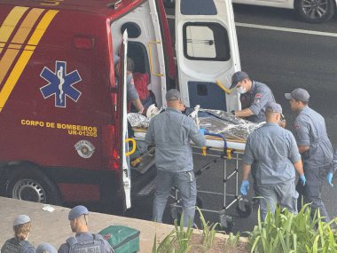 Sao Paulo (SP), Brezilya 12 / 1 / 2025 - 23 Mayıs Pazartesi günü Rua Tutoia yakınlarında bir kadın kaza geçirdi. Nasıl olduğunu bilmiyoruz, ama çok kötü yaralandı ve polisten ilk yardım aldı (niyi fote / the new ws2)