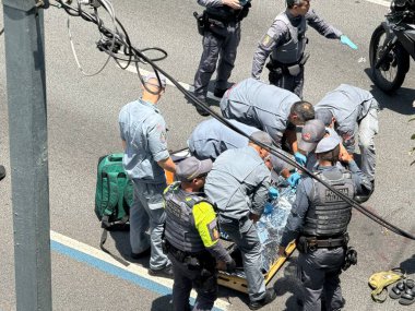 Sao Paulo (SP), Brezilya 12 / 1 / 2025 - 23 Mayıs Pazartesi günü Rua Tutoia yakınlarında bir kadın kaza geçirdi. Nasıl olduğunu bilmiyoruz, ama çok kötü yaralandı ve polisten ilk yardım aldı (niyi fote / the new ws2)