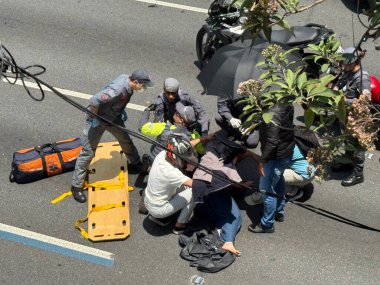 Sao Paulo (SP), Brezilya 12 / 1 / 2025 - 23 Mayıs Pazartesi günü Rua Tutoia yakınlarında bir kadın kaza geçirdi. Nasıl olduğunu bilmiyoruz, ama çok kötü yaralandı ve polisten ilk yardım aldı (niyi fote / the new ws2)