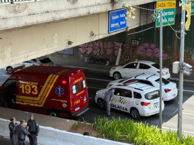 Sao Paulo (SP), Brezilya 12 / 1 / 2025 - 23 Mayıs Pazartesi günü Rua Tutoia yakınlarında bir kadın kaza geçirdi. Nasıl olduğunu bilmiyoruz, ama çok kötü yaralandı ve polisten ilk yardım aldı (niyi fote / the new ws2)