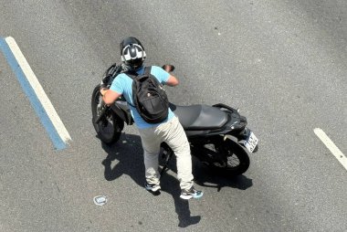 Sao Paulo (SP), Brezilya 12 / 1 / 2025 - 23 Mayıs Pazartesi günü Rua Tutoia yakınlarında bir kadın kaza geçirdi. Nasıl olduğunu bilmiyoruz, ama çok kötü yaralandı ve polisten ilk yardım aldı (niyi fote / the new ws2)