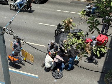 Sao Paulo (SP), Brezilya 12 / 1 / 2025 - 23 Mayıs Pazartesi günü Rua Tutoia yakınlarında bir kadın kaza geçirdi. Nasıl olduğunu bilmiyoruz, ama çok kötü yaralandı ve polisten ilk yardım aldı (niyi fote / the new ws2)