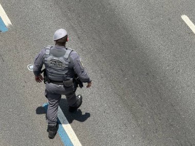 Sao Paulo (SP), Brezilya 12 / 1 / 2025 - 23 Mayıs Pazartesi günü Rua Tutoia yakınlarında bir kadın kaza geçirdi. Nasıl olduğunu bilmiyoruz, ama çok kötü yaralandı ve polisten ilk yardım aldı (niyi fote / the new ws2)