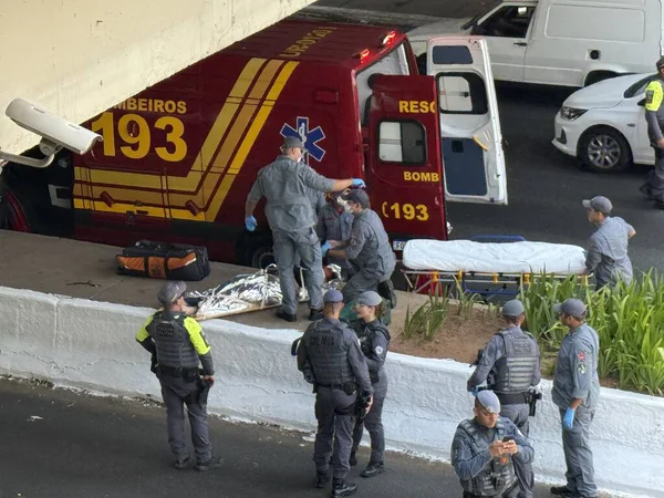 Sao Paulo (SP), Brezilya 12 / 1 / 2025 - 23 Mayıs Pazartesi günü Rua Tutoia yakınlarında bir kadın kaza geçirdi. Nasıl olduğunu bilmiyoruz, ama çok kötü yaralandı ve polisten ilk yardım aldı (niyi fote / the new ws2)