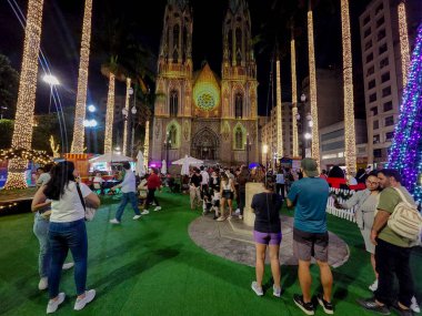 Sao Paulo (SP), Brezilya 2 Aralık 2025 'te Praca da Se, Sao Paulo' nun tarihi merkezini bir kutlama ve inanç sahnesine dönüştüren özel bir Noel aydınlatması aldı. (leco viana / the newws2)