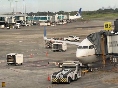 Tocumen Uluslararası Havaalanı bir bakışta. 3 Aralık 2025, Tocumen, Panama: Panama 'daki Tocumen uluslararası havaalanı pistinde insan ve aktivite hareketi