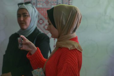 Çocuk Çarşımız, Gazze 'de Engelli Halkı tarafından yapılan Filistin Mirasını gözler önüne seriyor. 4 Aralık 2025 Gazze, Filistin: Dayanıklılık ve yaratıcılığın yürekten kutlaması (hashem zimmo / the new ws2)