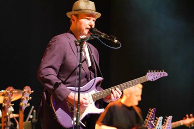 Curitiba (PR), Brazil 03 / 12 / 2025 - The American singer, söz yazarı ve gitarist Christopher Cross, uluslararası müziğin en tanınmış isimlerinden biri, Teatro Positivo (edson de souza / thenews2)