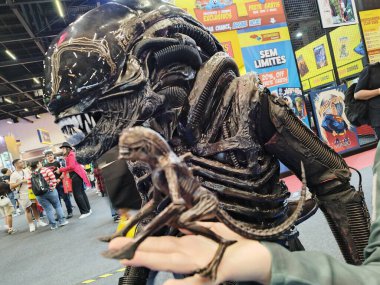 Sao Paulo (SP), Brezilya 04 / 12 / 2025 - Halk Sao Paulo Expo 'daki CCXP25' in ikinci gününde kostümlere yatırım yaptı. Wolverine, Dr. Doom, Alien, Dragon Ball, Fallout ve Mortal Kombat gibi karakterler (Leandro chemalle / thenews2)