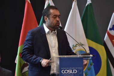 Rio de Janeiro (RJ), 05 / 12 / 2025 - COSU / Rio de Janeiro / Kamu Güvenliği - Rio de Janeiro Valisi Claudio Castro, COSUD etkinliği sırasında. COSUD (Güney ve Güneydoğu Entegrasyon Konsorsiyumu). (Saul Angelo 2nci Bölüm))