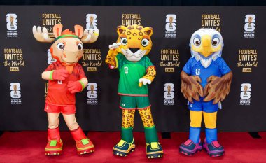 Washington 'daki John F. Kennedy Center' da Kırmızı Halı FIFA Dünya Kupası final kurayı. 5 Aralık 2025, Washington DC, Maryland, ABD: FIFA Dünya Kupası Final Draw sırasında FIFA maskotları. (niyi fote\ theenews2)