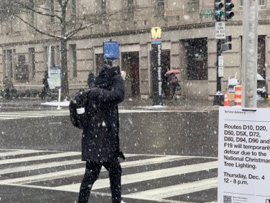 5 Aralık 2025, Washington DC, Maryland, ABD: Washington DC bu sabah uyandı kar yağışı okulun açılması gecikmelerinden kaygan yollara kadar her şeyi etkiledi ve soğuk hava koşullarında bazı kapanışlar (niyi fote / thews2)