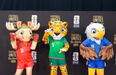 Washington 'daki John F. Kennedy Center' da Kırmızı Halı FIFA Dünya Kupası final kurayı. 5 Aralık 2025, Washington DC, Maryland, ABD: FIFA Dünya Kupası Final Draw sırasında FIFA maskotları. (niyi fote\ theenews2)