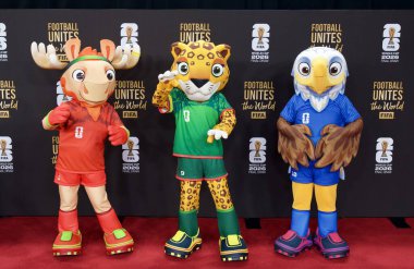 Washington 'daki John F. Kennedy Center' da Kırmızı Halı FIFA Dünya Kupası final kurayı. 5 Aralık 2025, Washington DC, Maryland, ABD: FIFA Dünya Kupası Final Draw sırasında FIFA maskotları. (niyi fote\ theenews2)