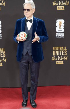 Washington 'daki John F. Kennedy Center' da Kırmızı Halı FIFA Dünya Kupası final kurayı. 5 Aralık 2025, Washington DC, Maryland, ABD: FIFA Dünya Kupası Final Draw sırasında şarkıcı Andrea Bocelli. (niyi fote\ theenews2)