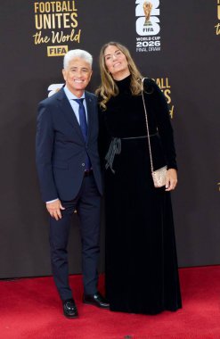 Washington 'daki John F. Kennedy Center' da Kırmızı Halı FIFA Dünya Kupası final kurayı. 5 Aralık 2025, Washington DC, Maryland, ABD: Brezilyalı eski futbolcu, Bebeto ve eşi FIFA Dünya Kupası Final Draw sırasında. (niyi fote\ theenews2)
