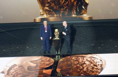 FIFA Dünya Kupası finali Washington 'daki John F. Kennedy Center' da. 5 Aralık 2025, Washington DC, Maryland, ABD: ABD Başkanı Donald Trump FIFA başkanı Gianni Infantino 'dan FIFA Barış Ödülü aldı. (niyi fote\ theenews2)