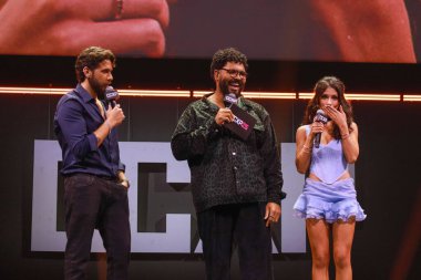 Sao Paulo (SP), Brezilya 07 / 12 / 2025 - Gustavo Mioto ve Maya Ancieto, 7 Aralık Pazar günü Sao Paulo Expo 'da düzenlenen CCXP25 sırasında Globo Play özel programında. (Fotoğraf: Fabricio Bomjardim / The Newws2)