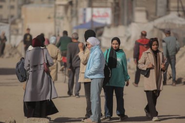 El-Azhar Üniversitesi Gazze 'de iki yıl süren savaştan sonra diş hekimliği eğitimine devam ediliyor. 7 Aralık 2025, Gazze, Filistin: Hamas ve İsrail arasındaki savaşın yol açtığı iki yıllık askıdan sonra (hashem zimmo / the enews2)