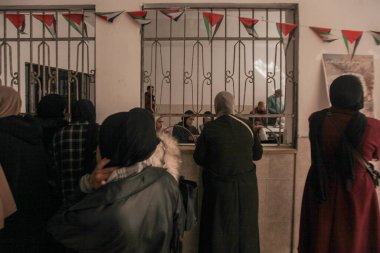 El-Azhar Üniversitesi Gazze 'de iki yıl süren savaştan sonra diş hekimliği eğitimine devam ediliyor. 7 Aralık 2025, Gazze, Filistin: Hamas ve İsrail arasındaki savaşın yol açtığı iki yıllık askıdan sonra (hashem zimmo / the enews2)