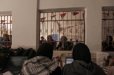 El-Azhar Üniversitesi Gazze 'de iki yıl süren savaştan sonra diş hekimliği eğitimine devam ediliyor. 7 Aralık 2025, Gazze, Filistin: Hamas ve İsrail arasındaki savaşın yol açtığı iki yıllık askıdan sonra (hashem zimmo / the enews2)