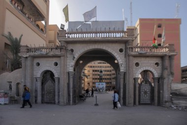 El-Azhar Üniversitesi Gazze 'de iki yıl süren savaştan sonra diş hekimliği eğitimine devam ediliyor. 7 Aralık 2025, Gazze, Filistin: Hamas ve İsrail arasındaki savaşın yol açtığı iki yıllık askıdan sonra (hashem zimmo / the enews2)