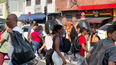 Sao Paulo (SP), Brezilya 8 Aralık 2025, Largo da Concordia (oslaim brito / theenews2) 'da yoğun bir kalabalık ile Sao Paulo' nun orta bölgesindeki Bras caddelerinde büyük bir yaya ve tüccar hareketi kaydedildi.)