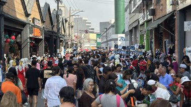 Sao Paulo (SP), Brezilya 8 Aralık 2025, Largo da Concordia (oslaim brito / theenews2) 'da yoğun bir kalabalık ile Sao Paulo' nun orta bölgesindeki Bras caddelerinde büyük bir yaya ve tüccar hareketi kaydedildi.)