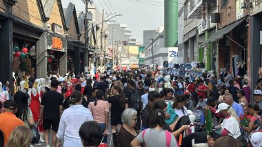 Sao Paulo (SP), Brezilya 8 Aralık 2025, Largo da Concordia (oslaim brito / theenews2) 'da yoğun bir kalabalık ile Sao Paulo' nun orta bölgesindeki Bras caddelerinde büyük bir yaya ve tüccar hareketi kaydedildi.)