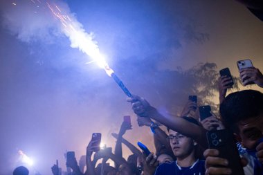 Belo Horizonte, Brezilya (10 / 12 / 2025) - Cruzeiro taraftarları Cruzeiro takım otobüsünü 2025 Copa Betano do Brasil (Diego tavares / theenews2)