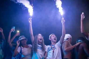 Belo Horizonte, Brezilya (10 / 12 / 2025) Cruzeiro taraftarları, 2025 Copa Betano do Brasil yarı finalinden önce Cruzeiro takım otobüsünü karşıladı, (Diego tavares / theenews2)