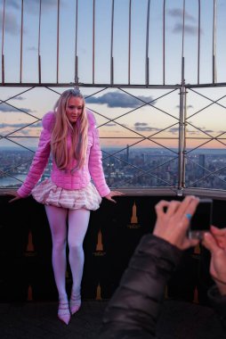 Zara Larsson, Capital One tarafından sunulan iHeartRadio Z100lerin Jingle Ball kutlamalarında Empire State Binasını ziyaret etti. New York, ABD. Zara Larsson, GRAMMY adayı ve multi-platin sanatçısı (jeff rivera / thews2)