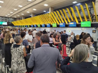Sao Paulo (SP), Brezilya 11 / 09 / 2025 - Kongonhas Havaalanı, geçen çarşamba sert rüzgarlar nedeniyle uçuş iptalleri ve gecikmeler sonrasında yolcu kuyruklarında bekleyen yolcularla dolu olmaya devam ediyor. (leandro chemalle / the new ws2)