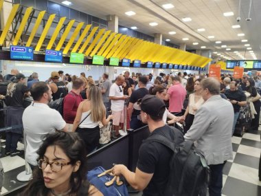 Sao Paulo (SP), Brezilya 11 / 09 / 2025 - Kongonhas Havaalanı, geçen çarşamba sert rüzgarlar nedeniyle uçuş iptalleri ve gecikmeler sonrasında yolcu kuyruklarında bekleyen yolcularla dolu olmaya devam ediyor. (leandro chemalle / the new ws2)