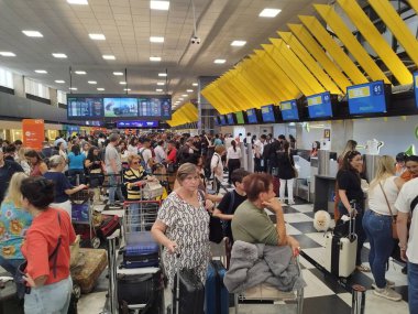 Sao Paulo (SP), Brezilya 11 / 09 / 2025 - Kongonhas Havaalanı, geçen çarşamba sert rüzgarlar nedeniyle uçuş iptalleri ve gecikmeler sonrasında yolcu kuyruklarında bekleyen yolcularla dolu olmaya devam ediyor. (leandro chemalle / the new ws2)