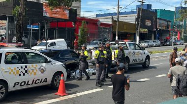 Sao Paulo (SP), Brezilya 11 / 12 / 2025 - Rua Rodolfo Porto 'nun köşesindeki Avenida Sao Miguel adlı bir motosikletlinin yol üzerindeki elektrik tesisatına takılması sonucu hayatını kaybetti. (oslaim brito / the newws2)