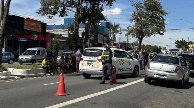 Sao Paulo (SP), Brezilya 11 / 12 / 2025 - Rua Rodolfo Porto 'nun köşesindeki Avenida Sao Miguel adlı bir motosikletlinin yol üzerindeki elektrik tesisatına takılması sonucu hayatını kaybetti. (oslaim brito / the newws2)