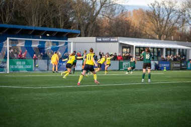 Oxford, İngiltere. 14 Aralık 2025. Emma Thompson Oxford United Women ve Plymouth Argyle Women arasında oynanan FA Cup maçında Oxford City Stadyumu 'nda gol atan golü kutluyor. (Albano abrantes / the newws2)