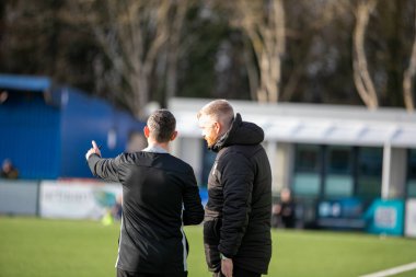 Oxford, İngiltere. 14 Aralık 2025. Oxford City Stadyumu 'nda oynanan Oxford United Women ve Plymouth Argyle Women arasında oynanan FA Cup maçında 4. hakem ve koç maçı sorguluyor. (Albano abrantes / the newws2)