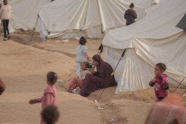 Gazze 'de Savaş Dulları İçin Sığınma Kampı Kutup Fırtınası İçin Diş telleri. 09, Aralık 2025 Gazze, Filistin: Gazze 'nin doğusundaki Nafaq mahallesinden alınan görüntüler, kocalarını kaybeden kadınlar için kurulan bir sığınma kampını ortaya çıkardı (Hashem zimmo / the enews2)