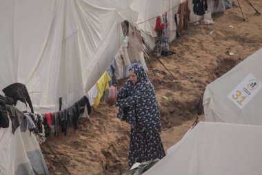 Gazze 'de Savaş Dulları İçin Sığınma Kampı Kutup Fırtınası İçin Diş telleri. 09, Aralık 2025 Gazze, Filistin: Gazze 'nin doğusundaki Nafaq mahallesinden alınan görüntüler, kocalarını kaybeden kadınlar için kurulan bir sığınma kampını ortaya çıkardı (Hashem zimmo / the enews2)