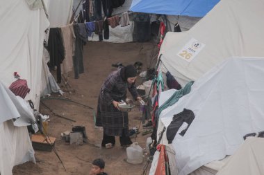Gazze 'de Savaş Dulları İçin Sığınma Kampı Kutup Fırtınası İçin Diş telleri. 09, Aralık 2025 Gazze, Filistin: Gazze 'nin doğusundaki Nafaq mahallesinden alınan görüntüler, kocalarını kaybeden kadınlar için kurulan bir sığınma kampını ortaya çıkardı (Hashem zimmo / the enews2)